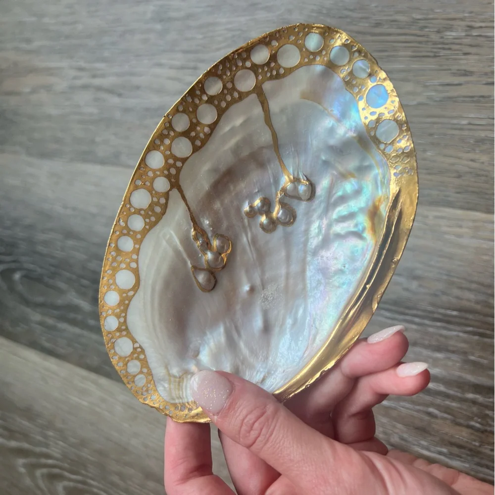 Pearlescent/ iridescent / oyster style jewelry or soap dish